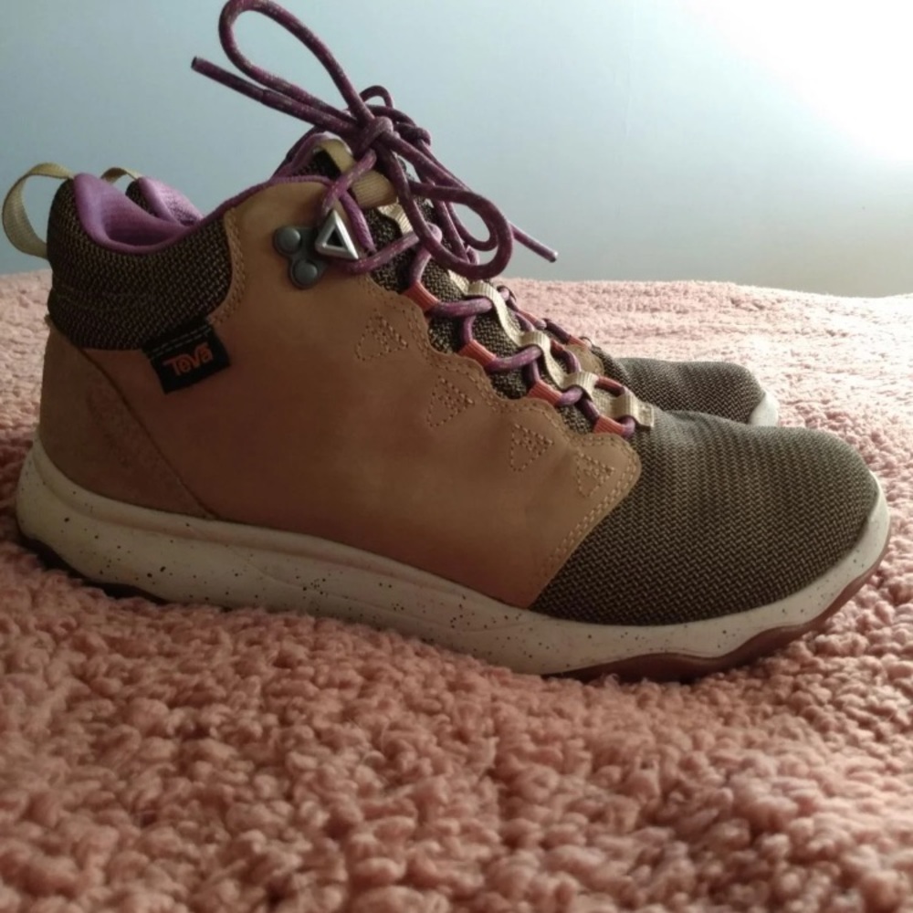Teva arrowood hiking boots - rare!